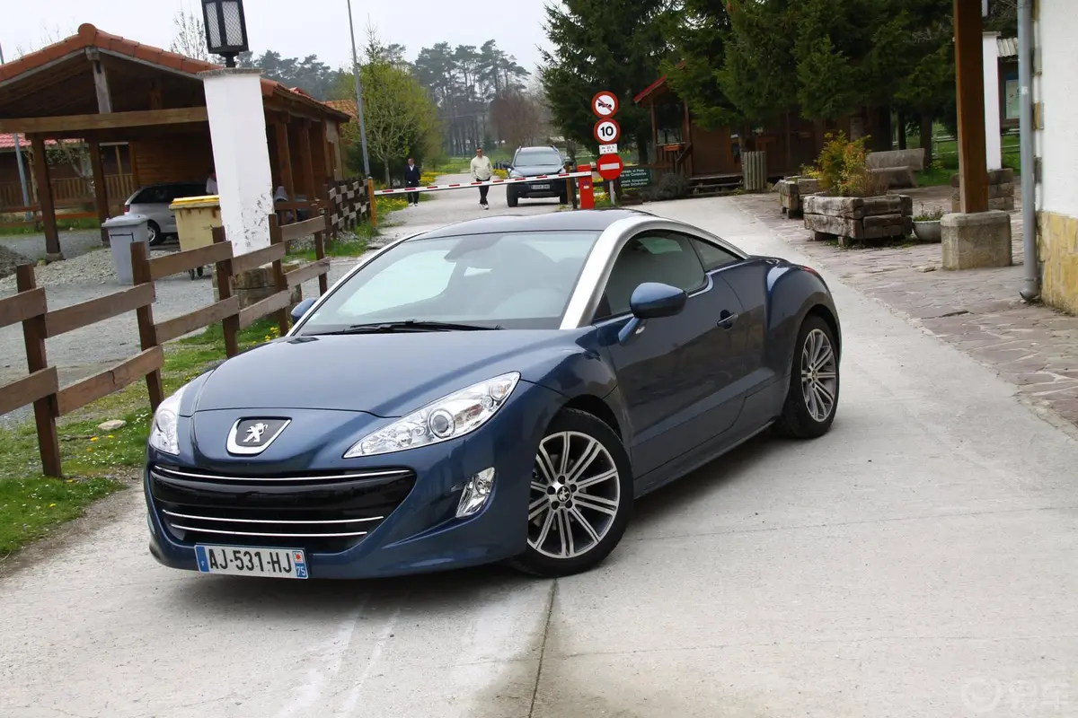 标致RCZ1.6T 自动 豪华运动型外观