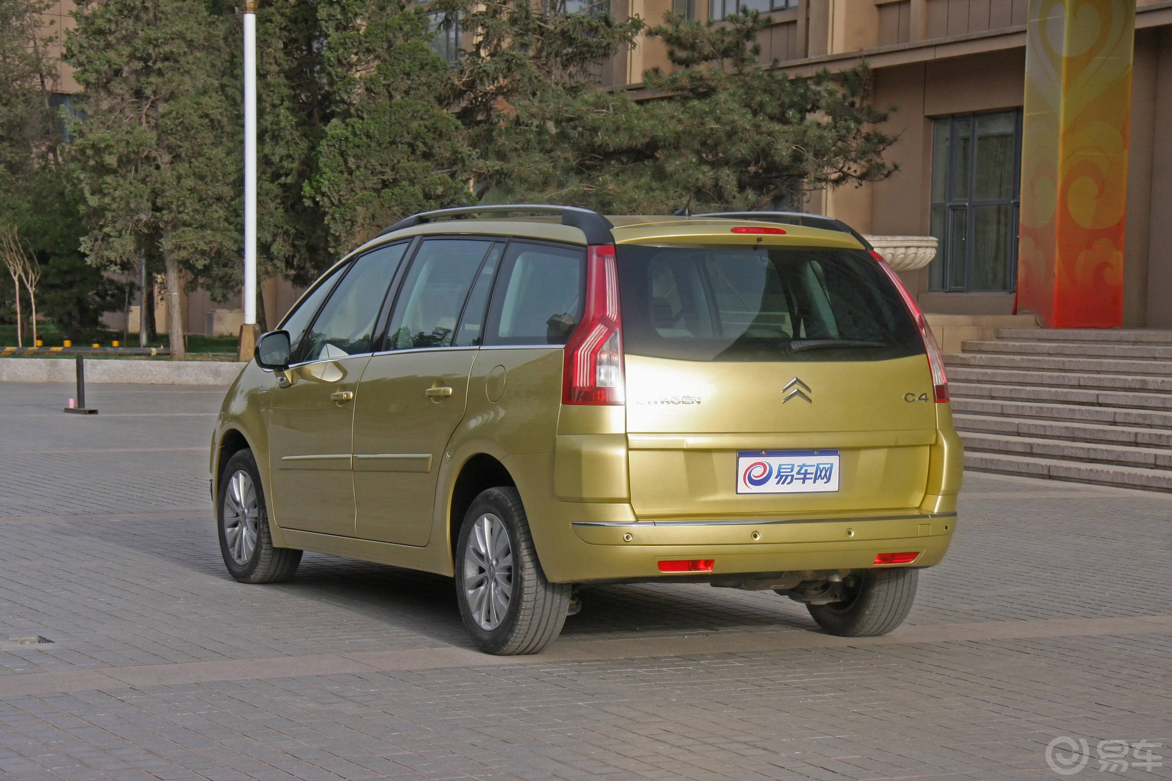 C4 PICASSO2.0i 16V 舒适版 7座侧后45度车头向左水平