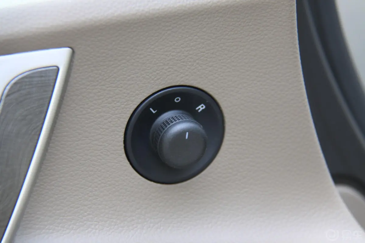 英朗GT 1.8L 自动豪华版外后视镜控制键