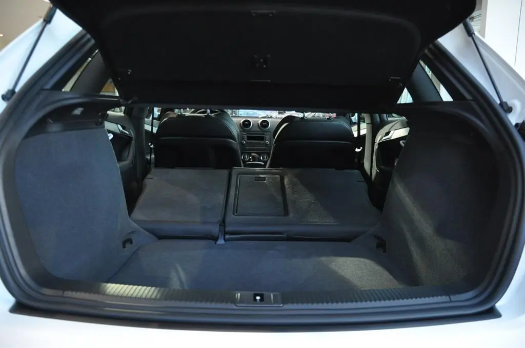 奥迪A3(进口)Sportback 首发限量版舒适型空间