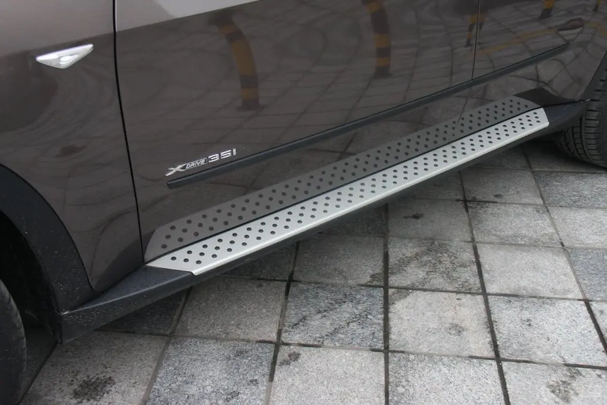 宝马X5(进口)xDrive35i 尊贵型车门迎宾装饰板