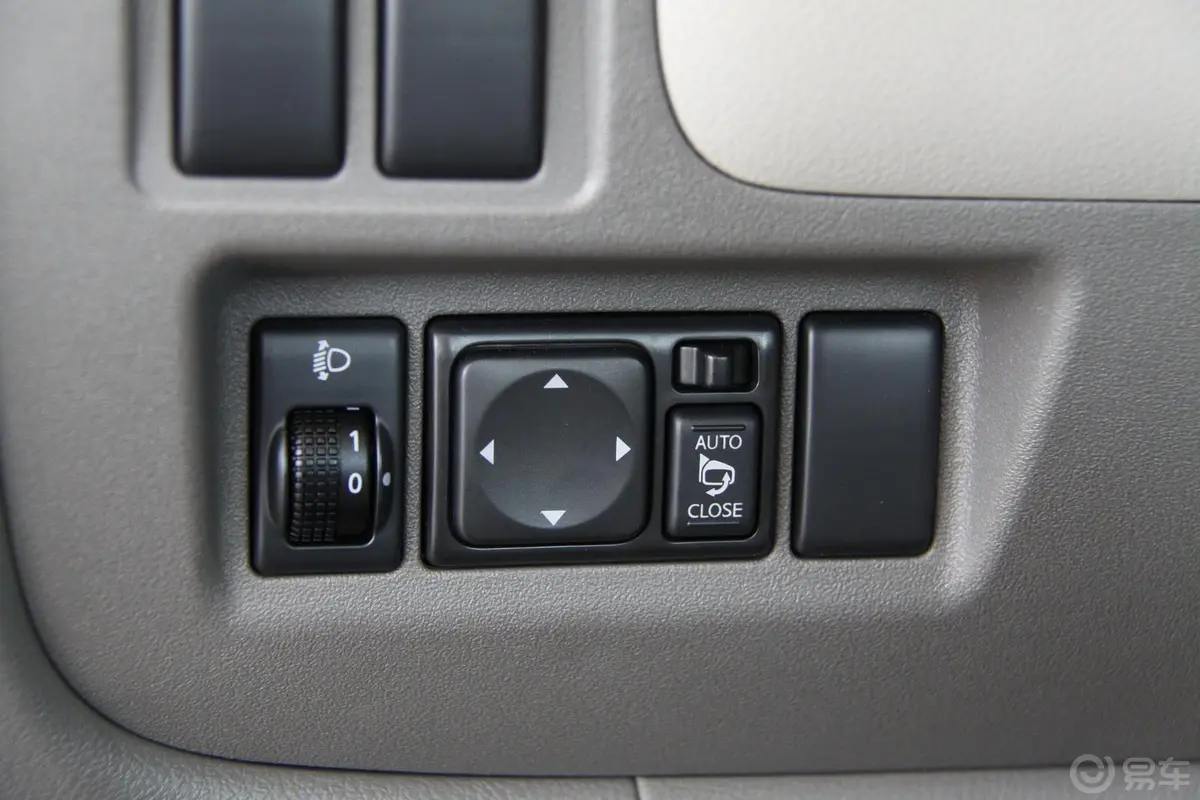 玛驰1.5XE易型版 MT外后视镜控制键