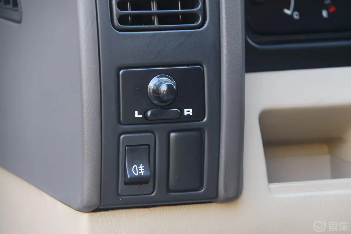 锐骐厢式车2WD 4RB2汽油标准型外后视镜控制键