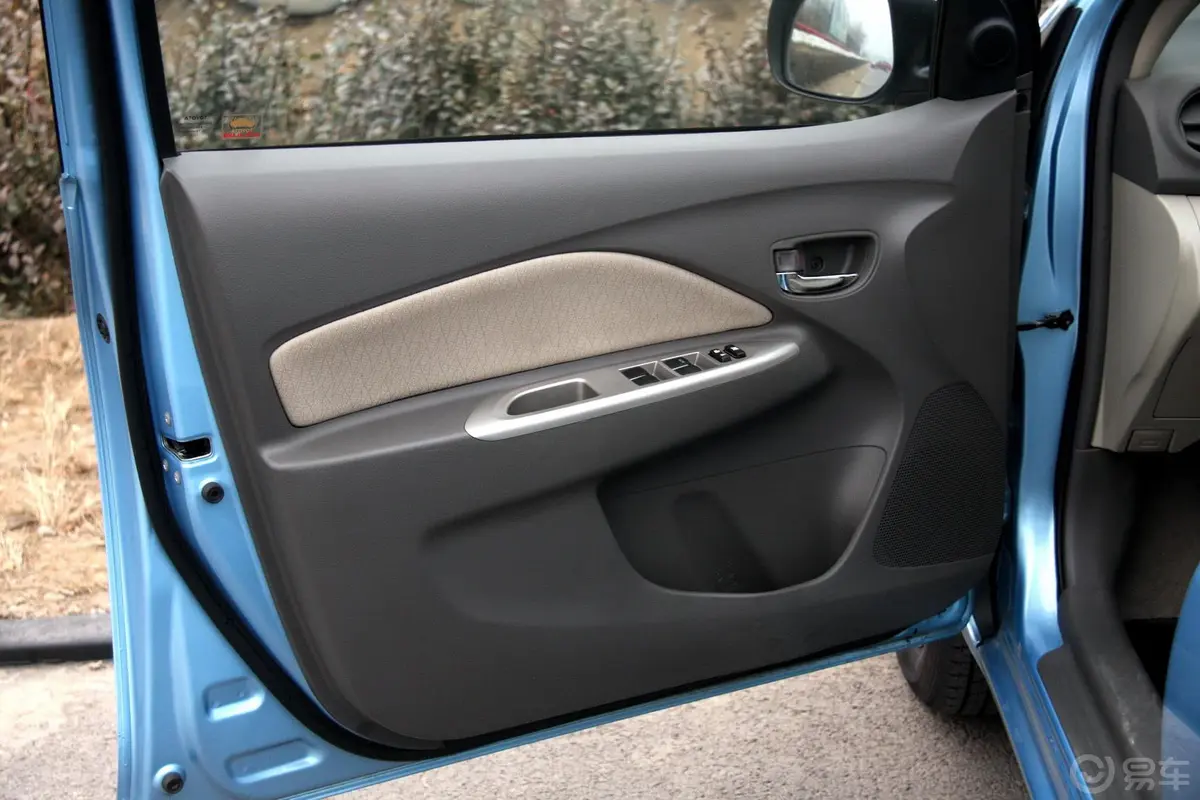威驰1.6L GLX—i 天窗版 AT驾驶员侧车门内门板