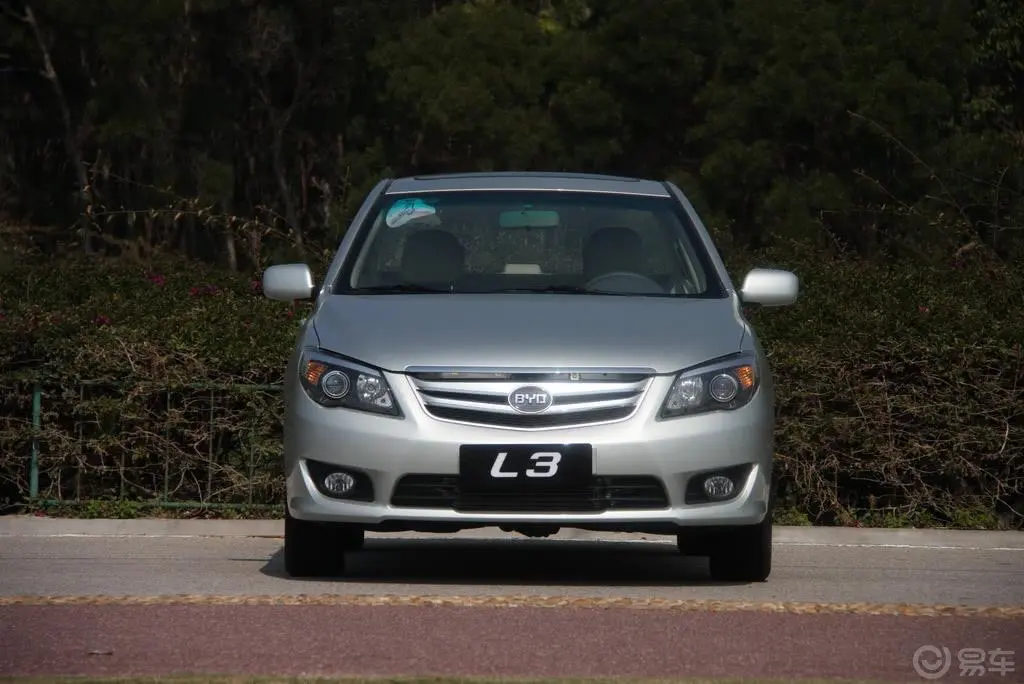 比亚迪L31.8L CVT 尊贵型正前水平