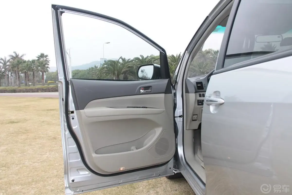 比亚迪M62.4L 尊享型驾驶员侧车门内门板