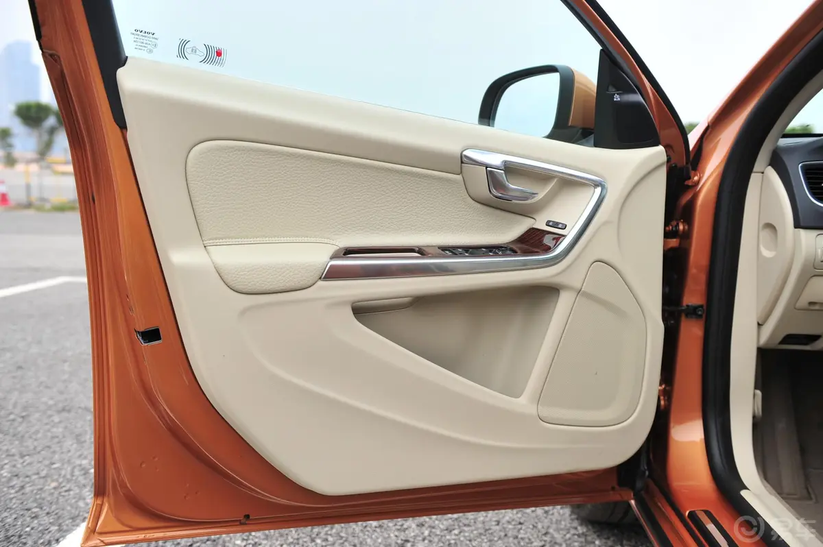 沃尔沃S60(进口)3.0T AWD 智尊版驾驶员侧车门内门板