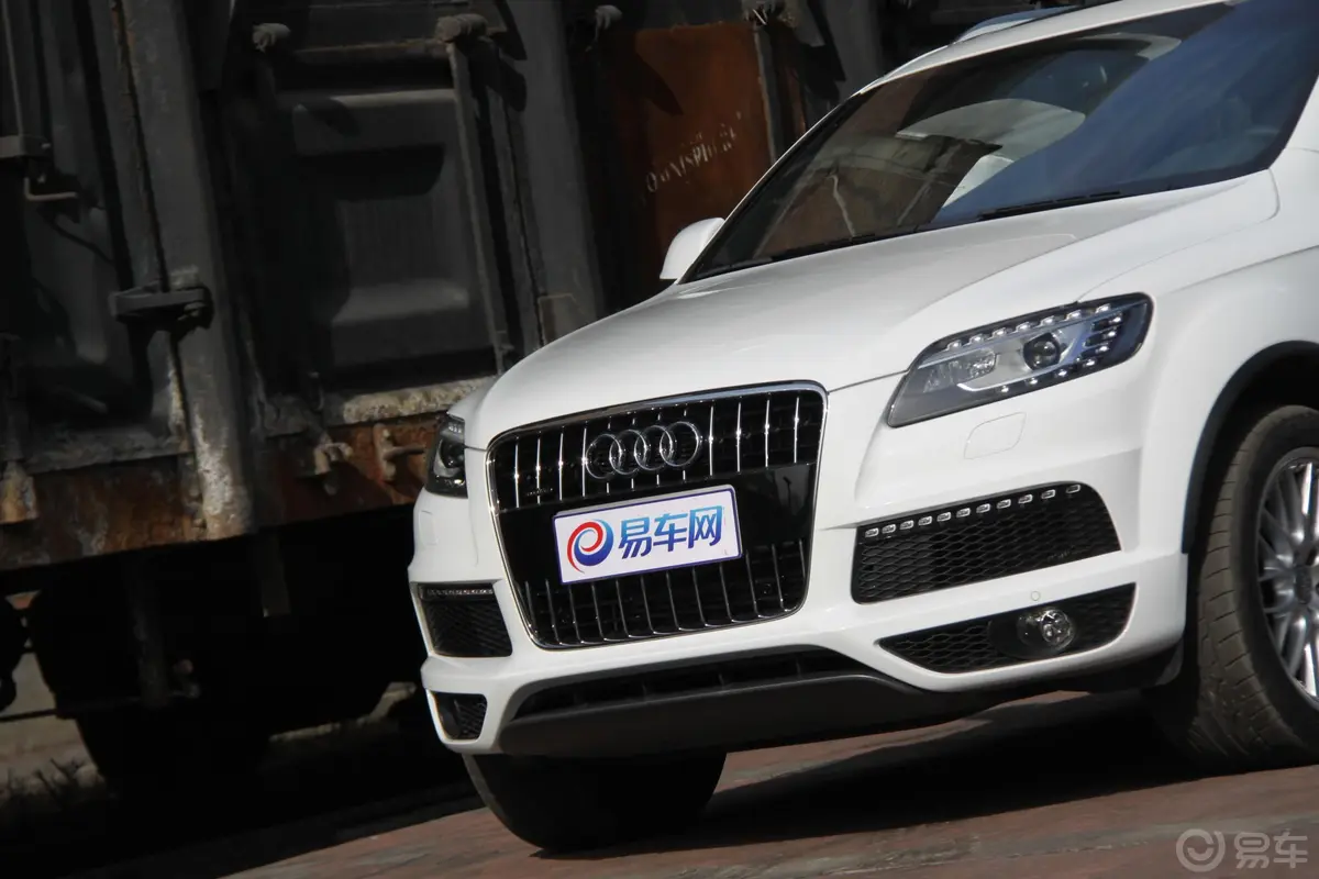 奥迪Q73.0 TFSI quattro(200kW) 专享型外观