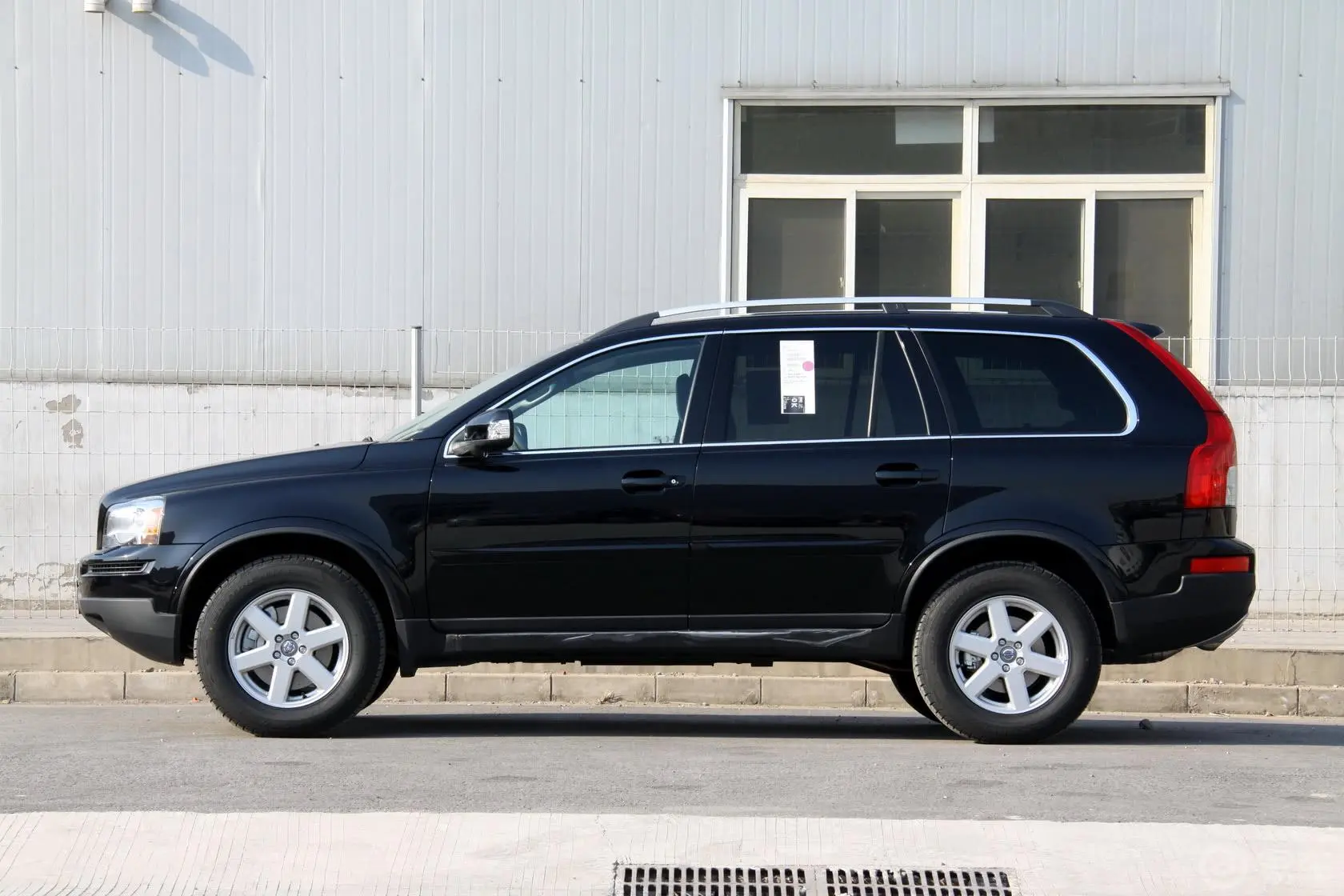 沃尔沃XC902.5T AWD正侧车头向左水平