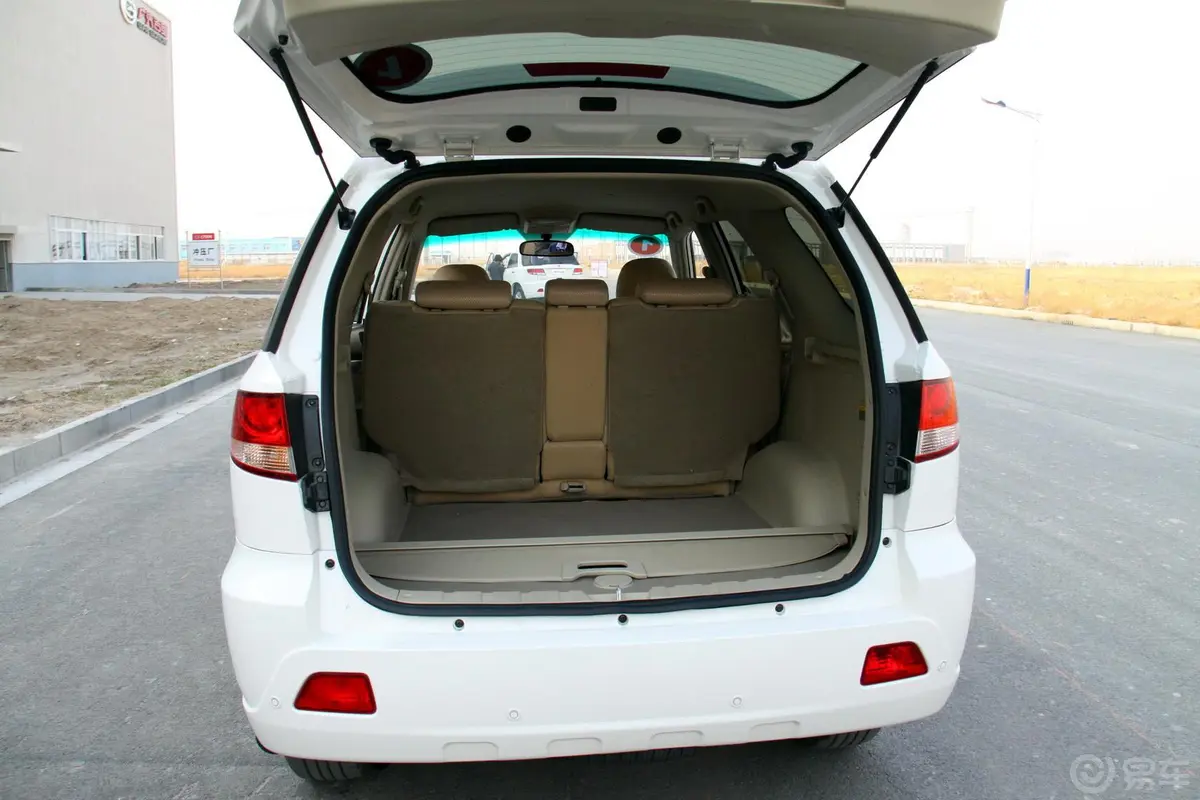 奥轩G52.4L 手动 精英版行李箱空间