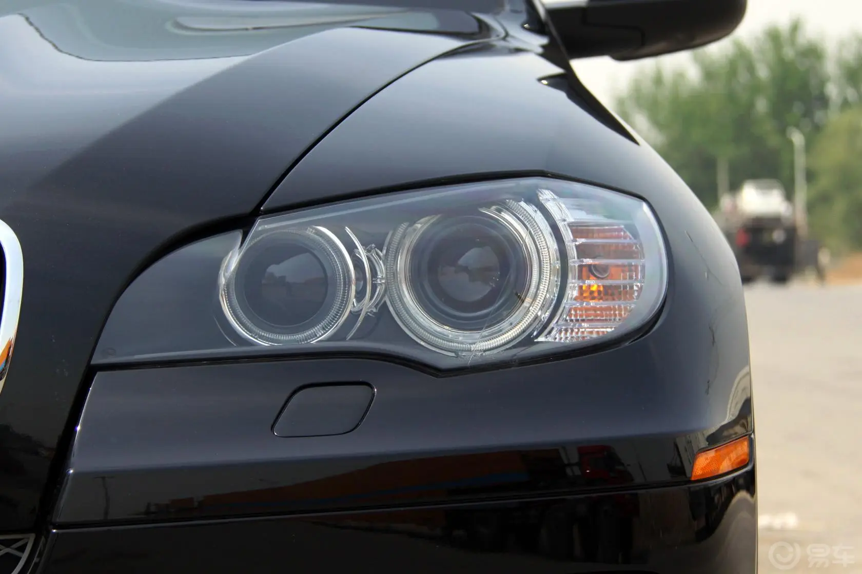 宝马X6xDrive35i 美规版大灯侧45度俯拍