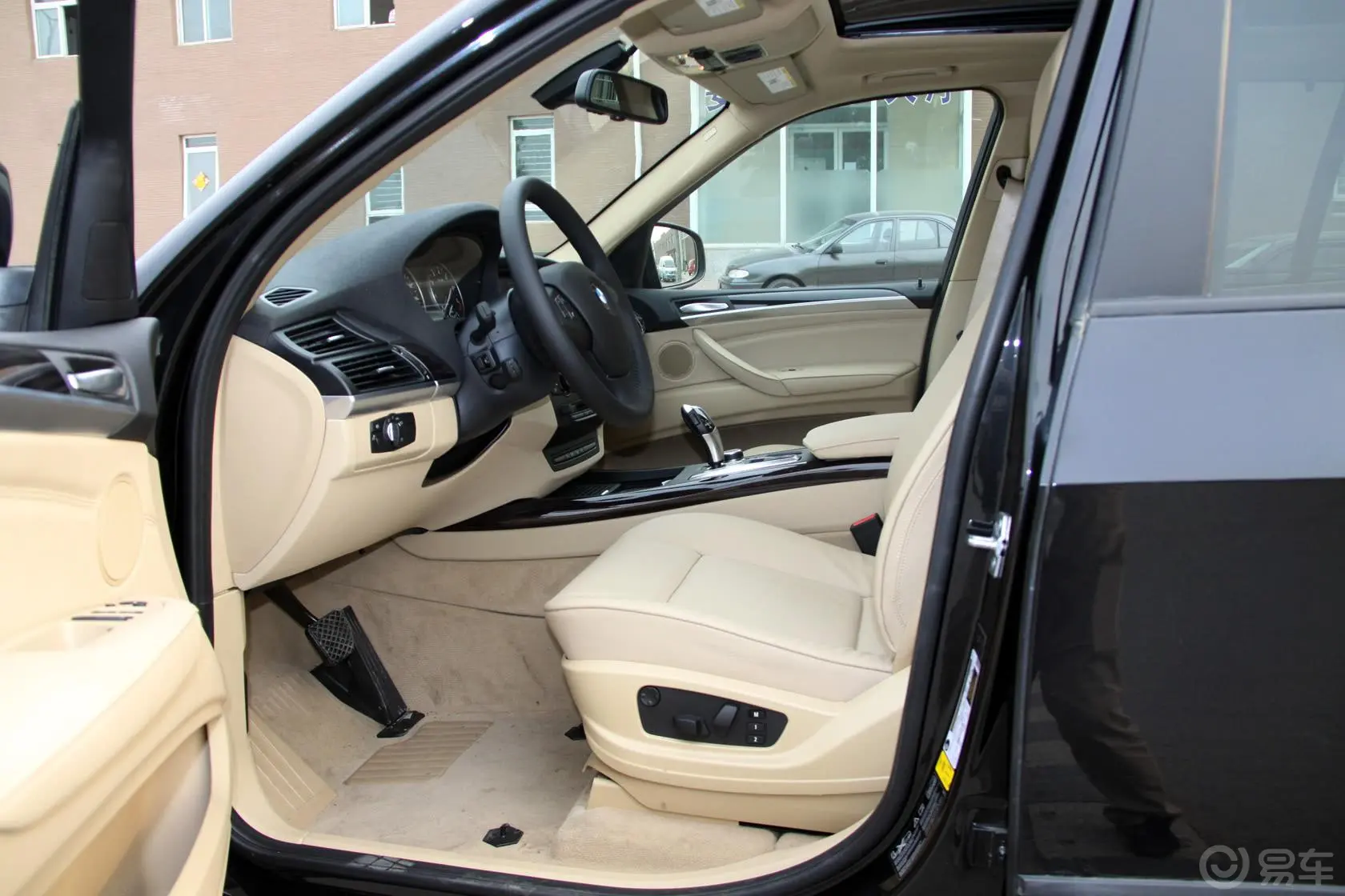 宝马X5(进口)xDrive35i  美规版前排空间