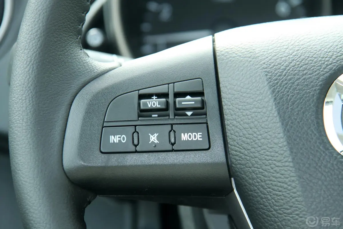 马自达52.0L 自动 豪华型方向盘音响控制开关