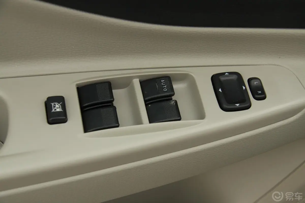 奔腾B501.6L 自动 时尚型外后视镜控制键