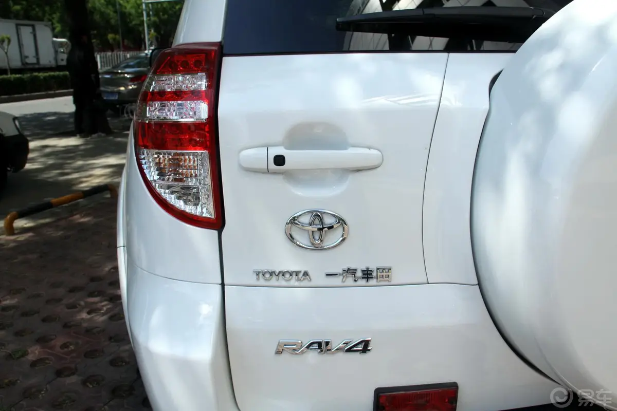 RAV4荣放2.4L 豪华升级版 AT外观