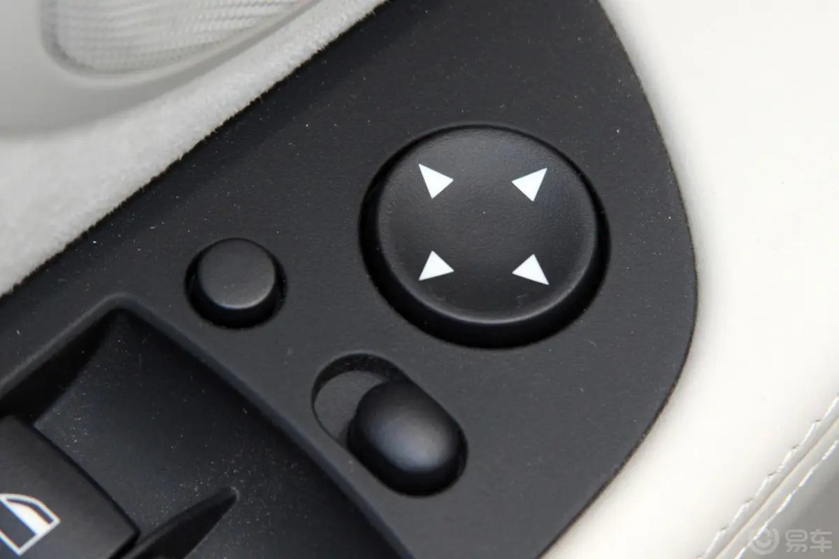 宝马Z4sDrive35i 豪华型外后视镜控制键