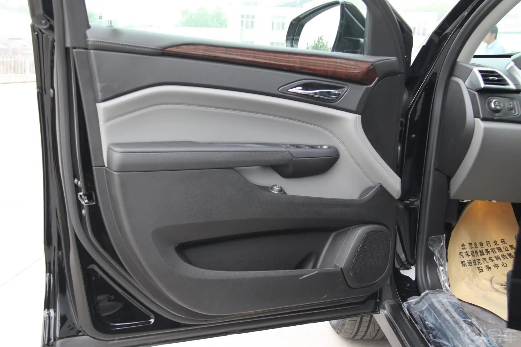 凯迪拉克SRX旗舰版驾驶员侧车门内门板