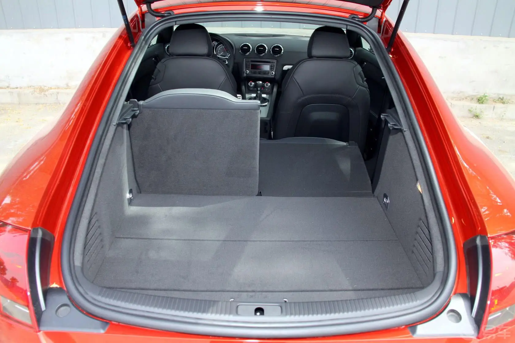 奥迪TTTTS Coupe 2.0 TFSI quattro S tronic行李箱空间（后排右放倒）