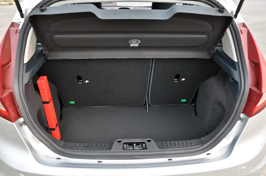 嘉年华两厢 1.5L 自动劲动型行李箱空间