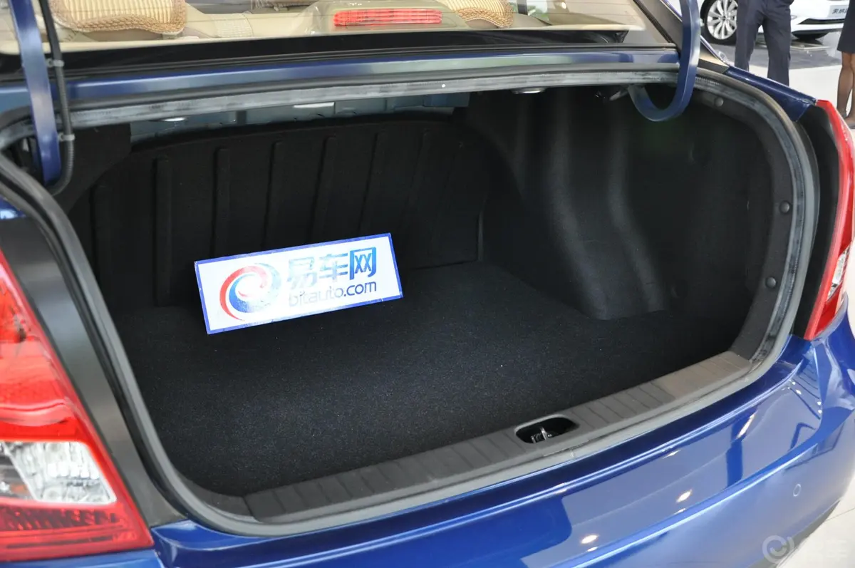 雅绅特1.4L E1 手动经济型行李箱空间