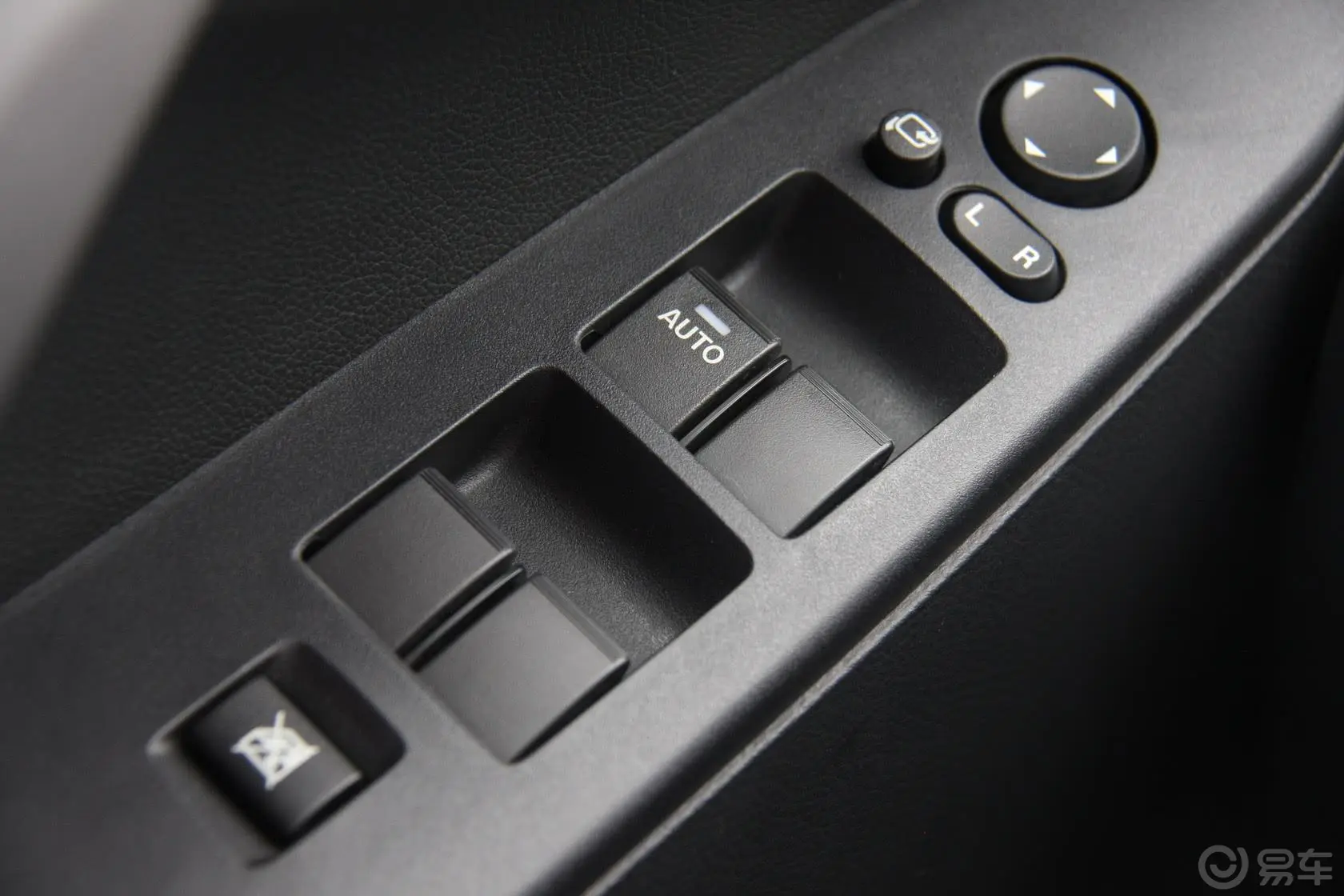 马自达3 星骋三厢 2.0L 自动 豪华型外后视镜控制键