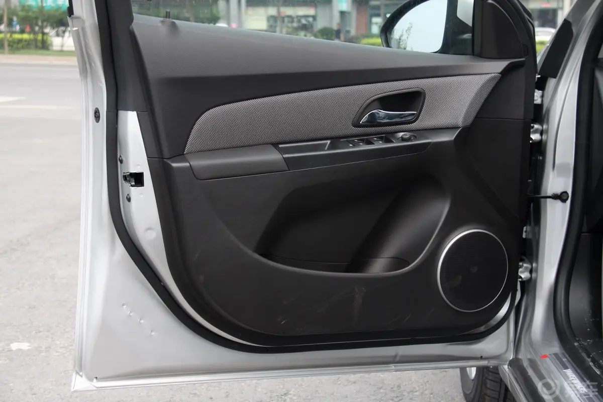 科鲁兹1.6L SE AT 变形金刚版驾驶员侧车门内门板