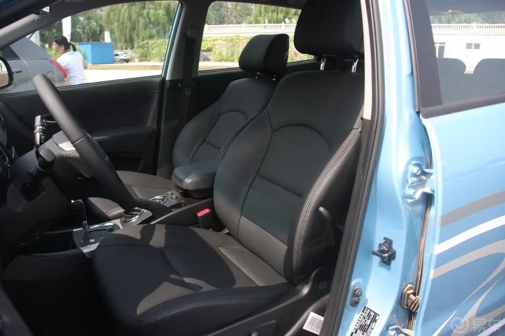 柯兰多2.0T 自动 四驱豪华导航 柴油版驾驶员座椅