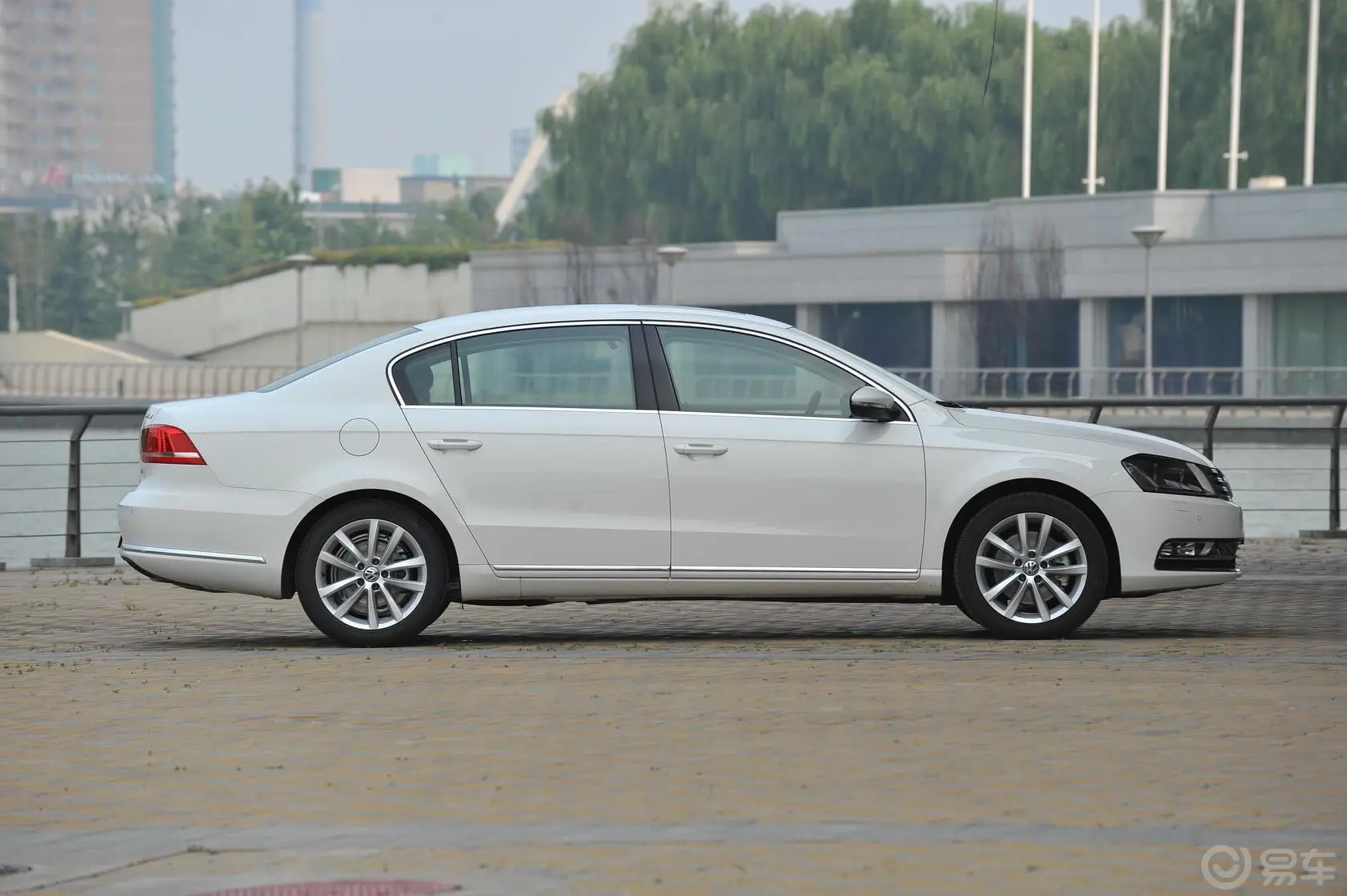 迈腾B7L 1.8TSI DSG尊贵型正侧车头向右水平