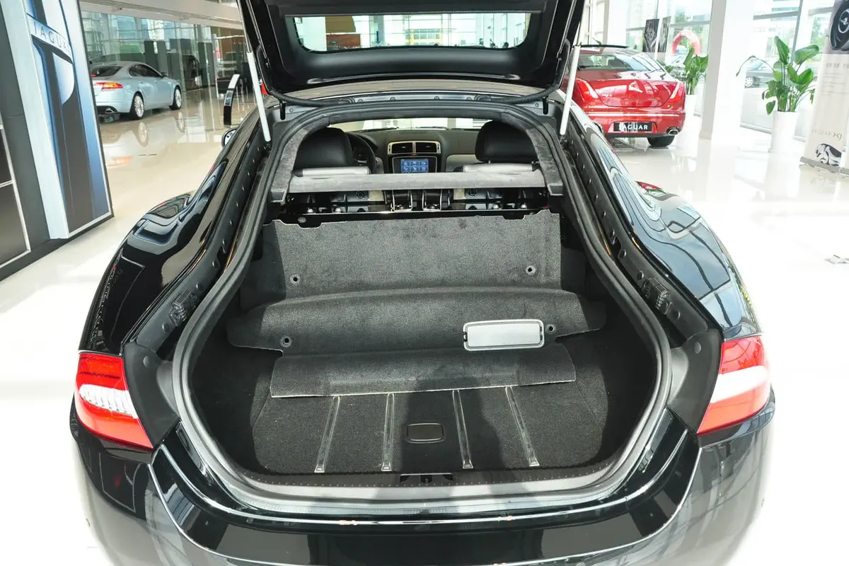 捷豹XKXKR-S 5.0L 手自一体 V8机械增压硬顶跑车空间
