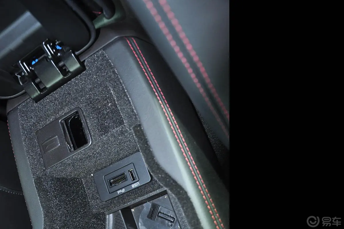 捷豹XKXKR-S 5.0L 手自一体 V8机械增压硬顶跑车内饰