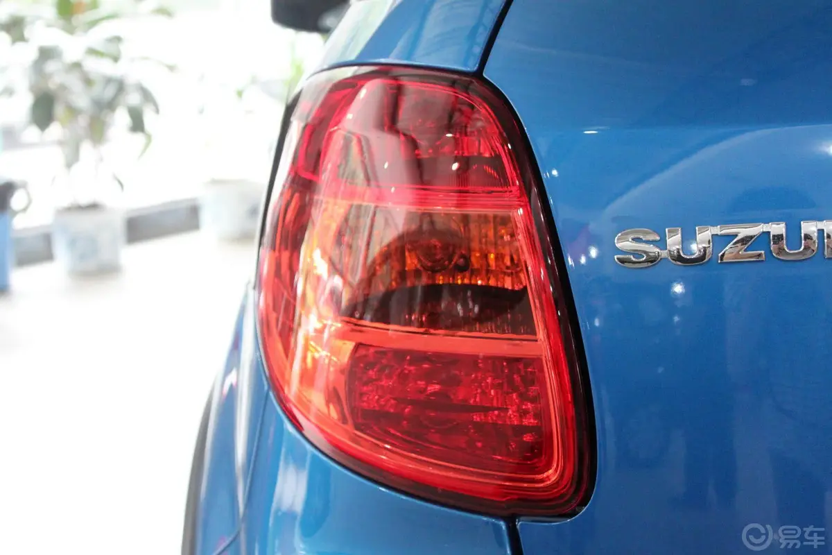 天语 SX4两厢 1.6L 灵动型 MT尾灯侧45度俯拍