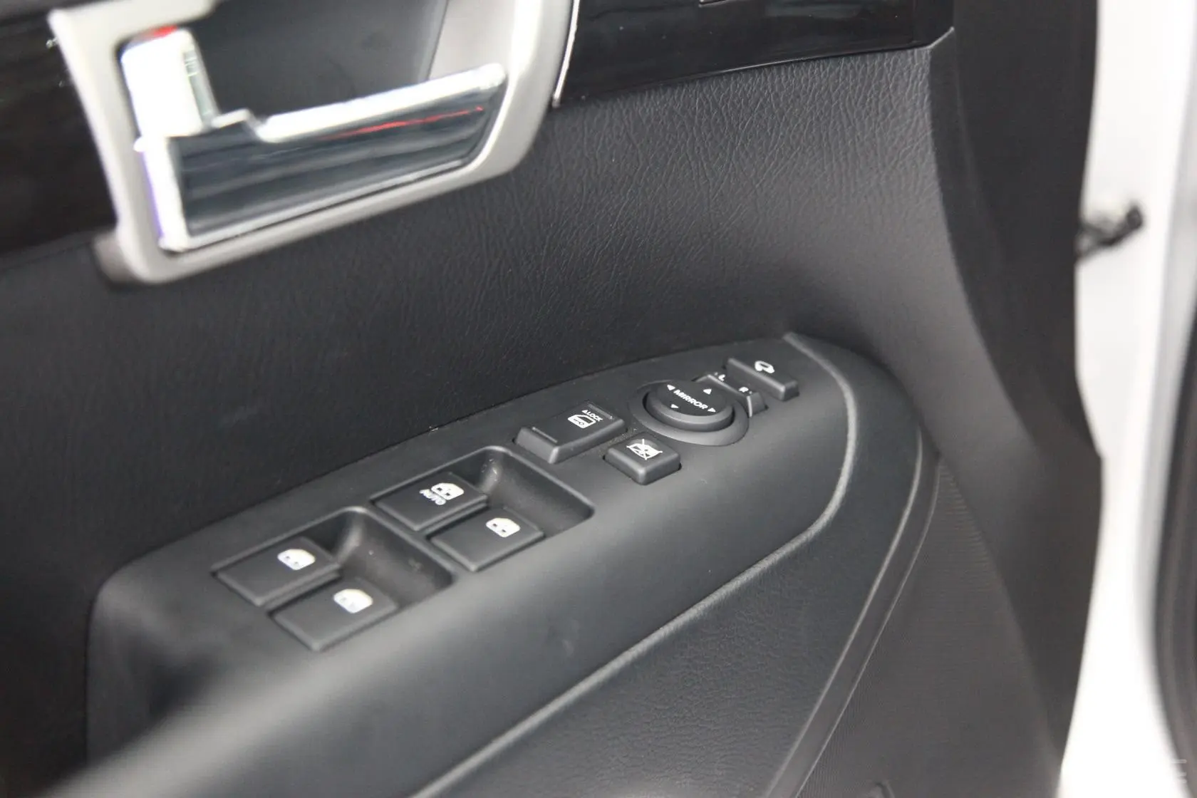 霸锐3.8 AT 4WD—4车窗升降键