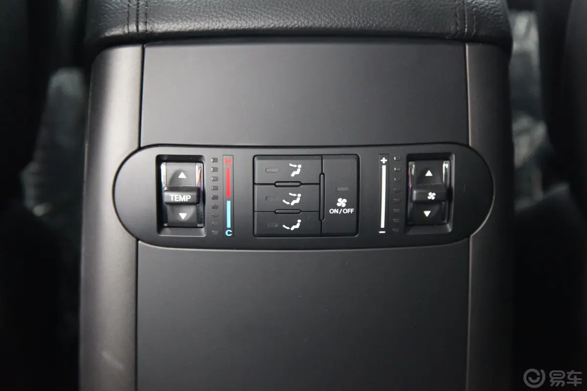 霸锐3.8 AT 4WD—4后座空调控制键