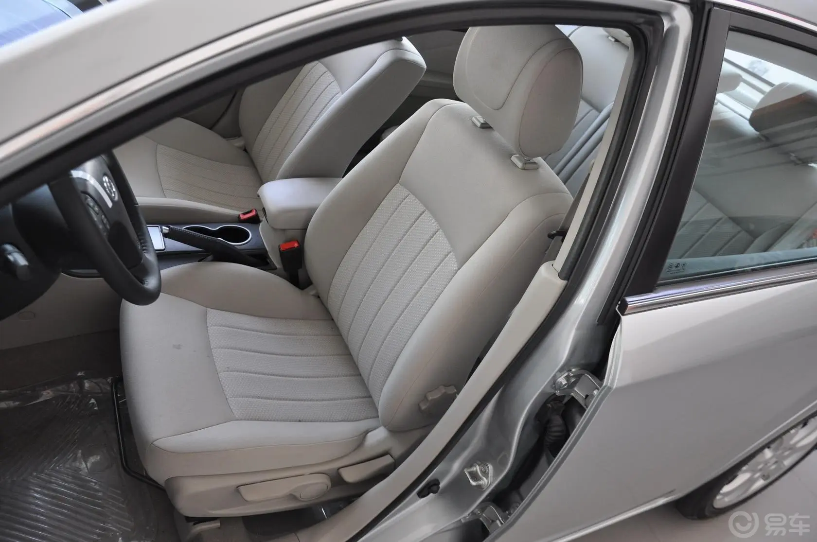 奔腾B702.0L 手动 精英型空间