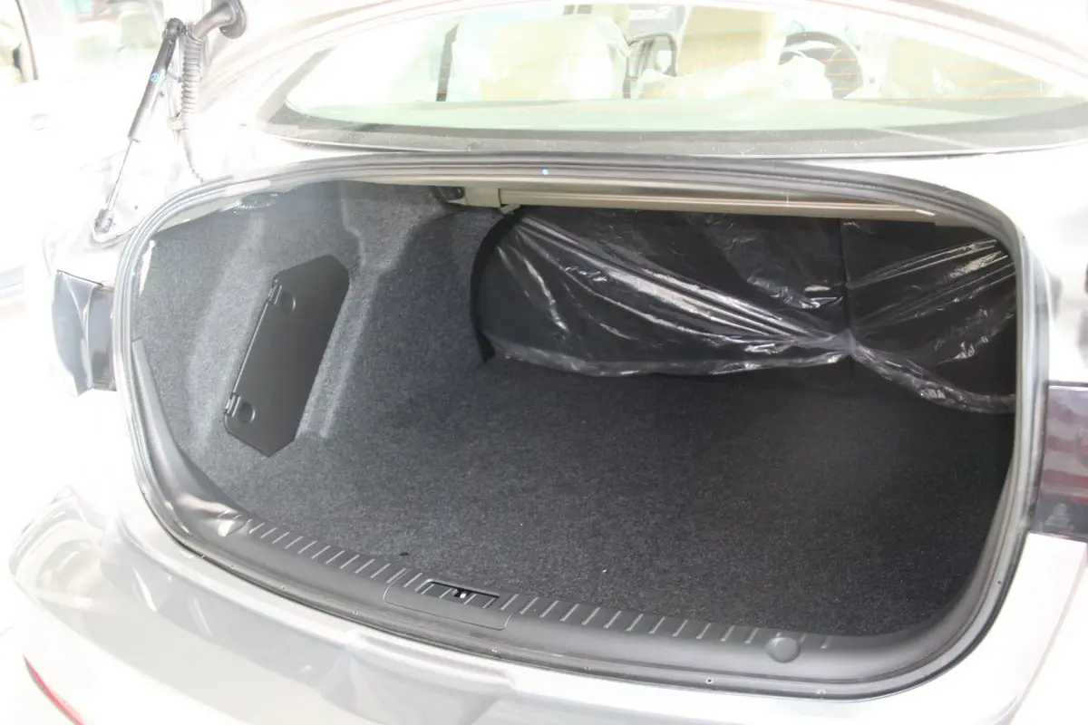 马自达3 星骋三厢 1.6L 自动 舒适型行李箱空间