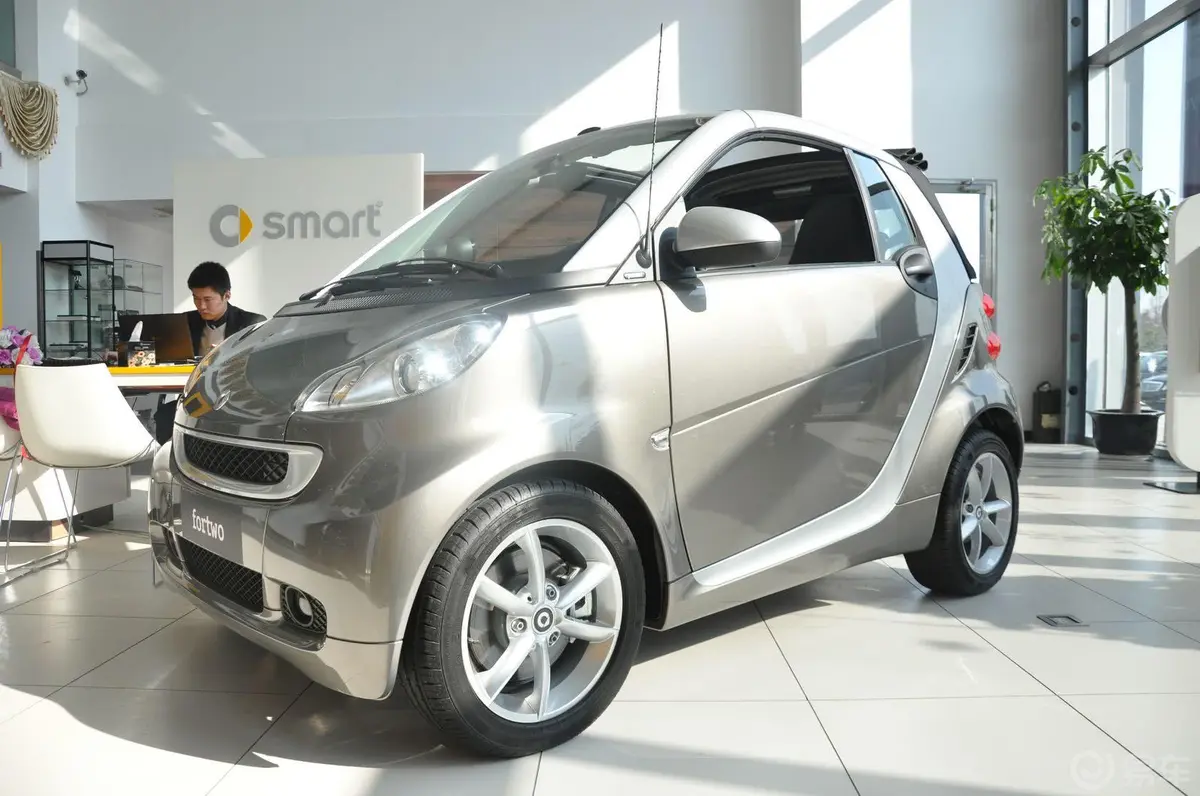 smart fortwo62kw 敞篷 激情版外观