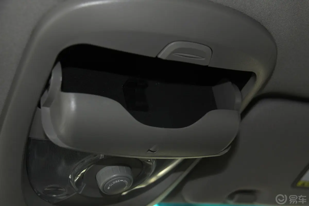 爱腾2.3L 自动 四驱豪华导航版 汽油眼镜盒