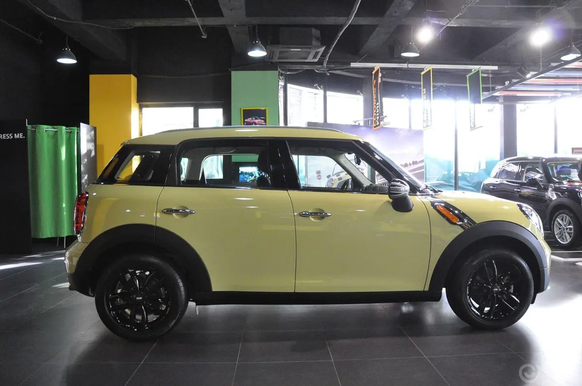 MINI COUNTRYMAN1.6L ONE正侧车头向右水平