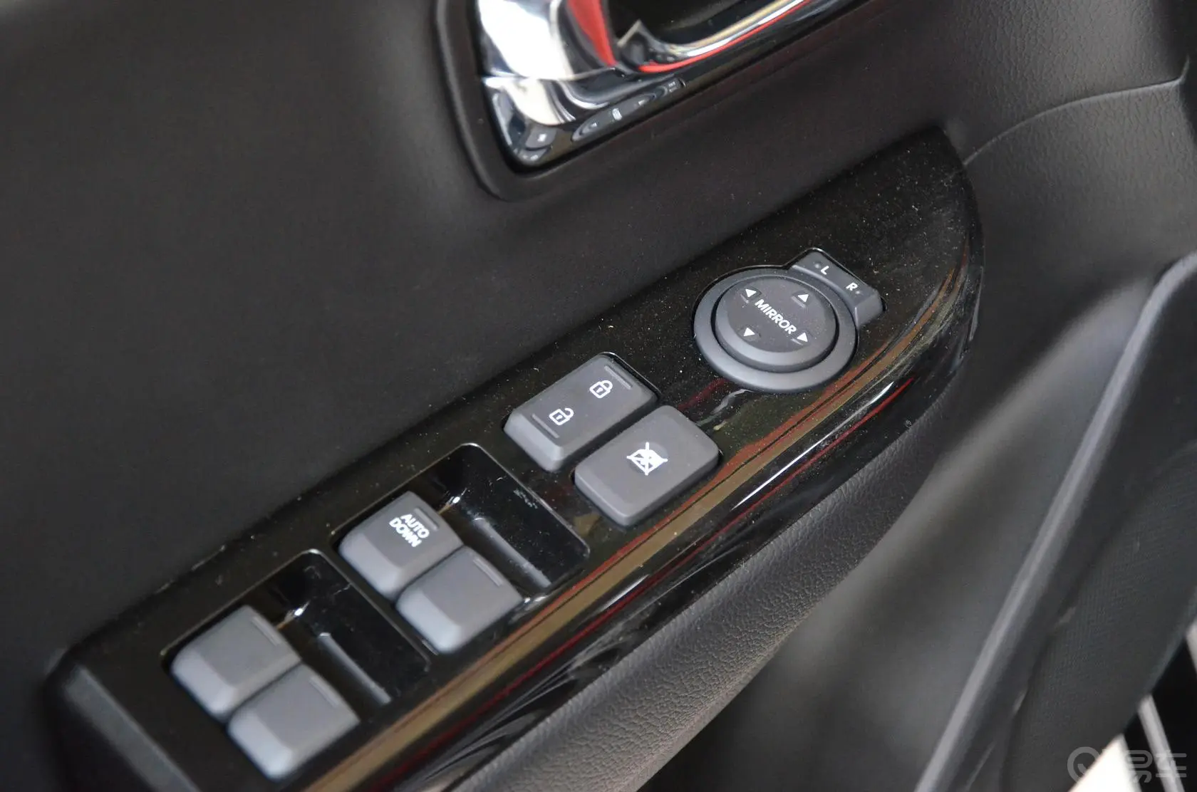 起亚K2两厢 1.6L 自动 Premium车窗升降键