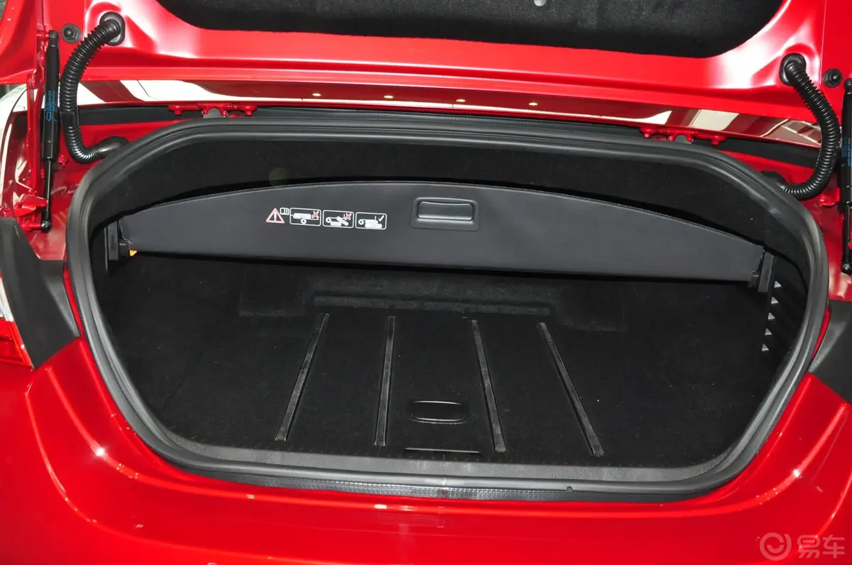 捷豹XKXKR 5.0L 手自一体 V8机械增压敞篷跑车行李箱空间