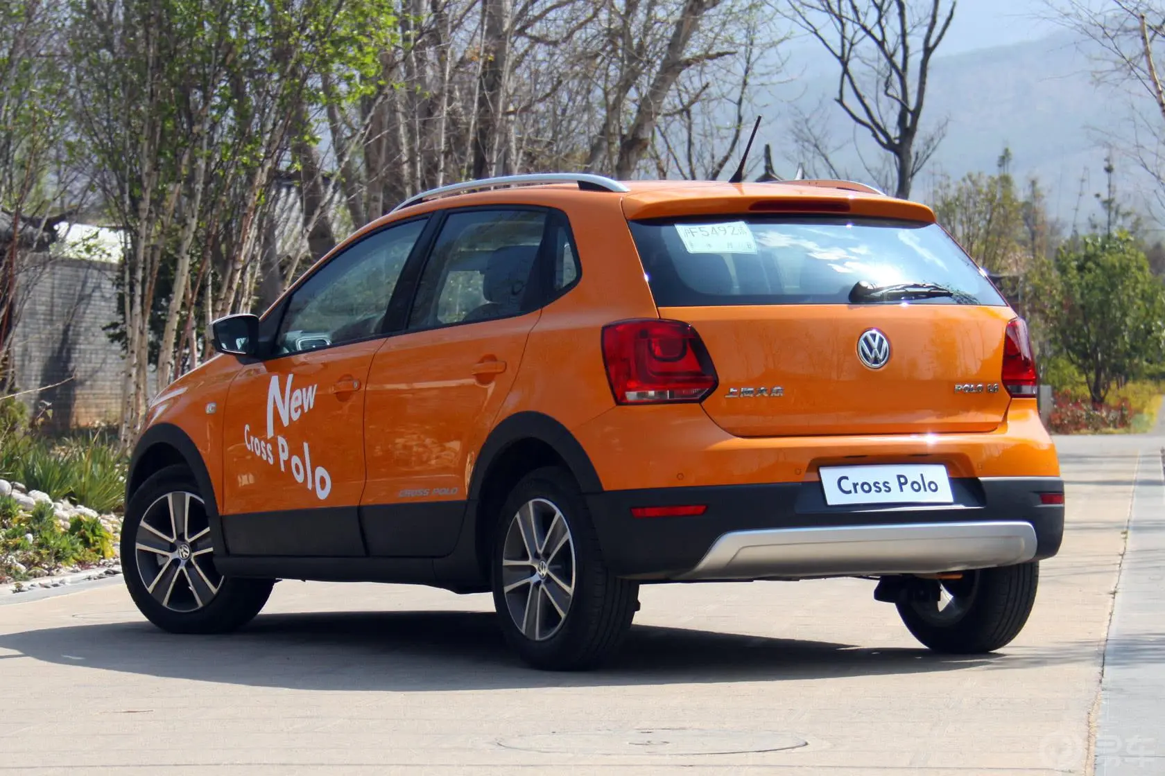 PoloCross 1.6L 手自一体侧后45度车头向左水平