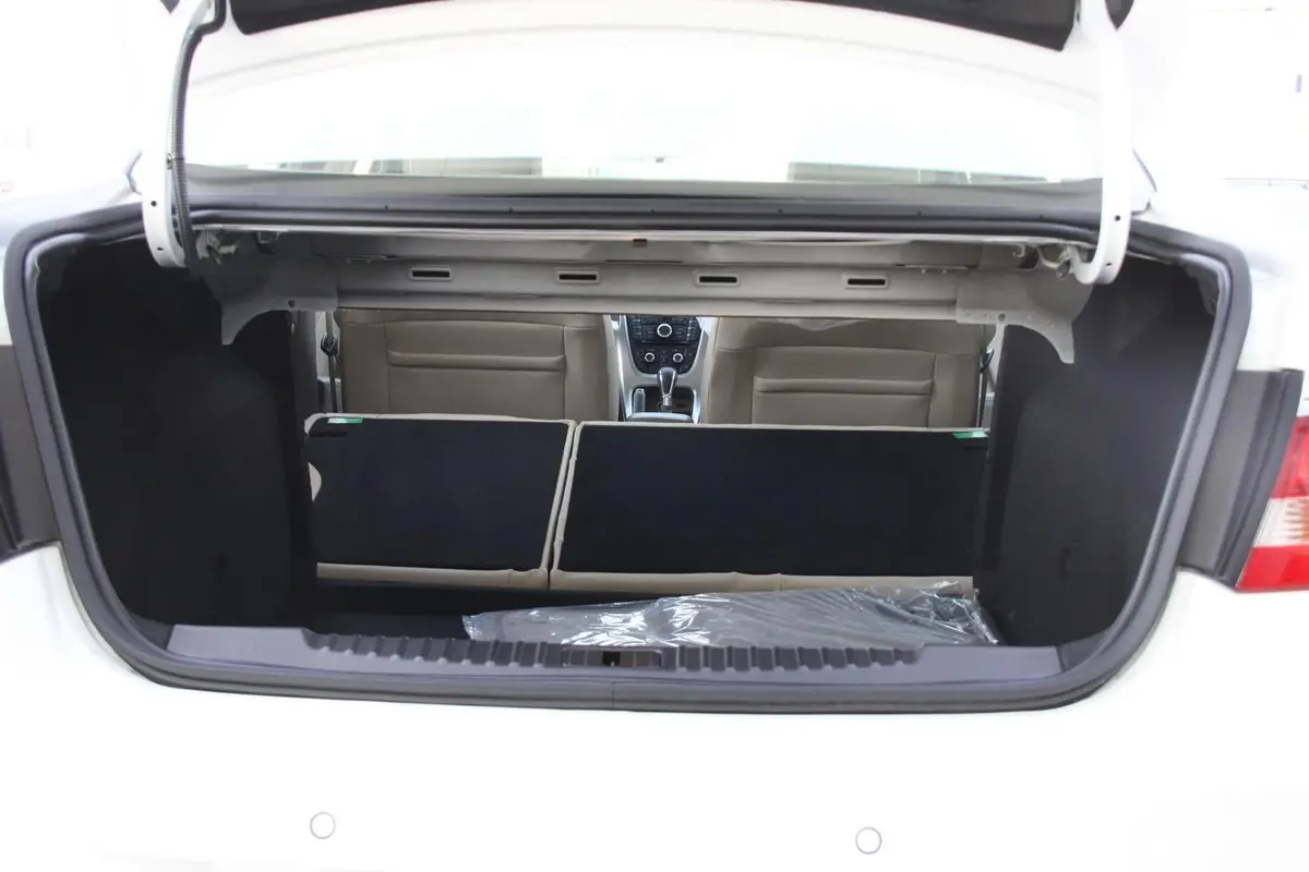 英朗GT 1.6L 自动 舒适天窗版空间