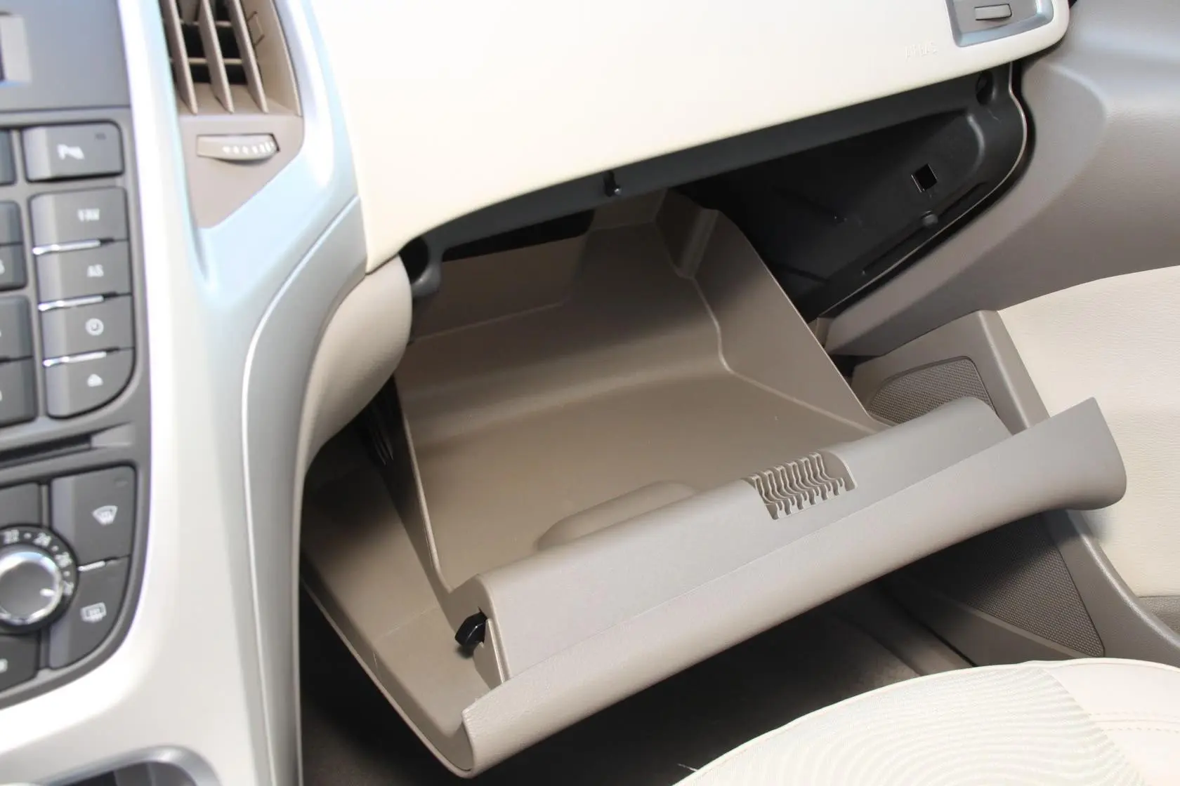 英朗GT 1.6L 自动 舒适天窗版手套箱