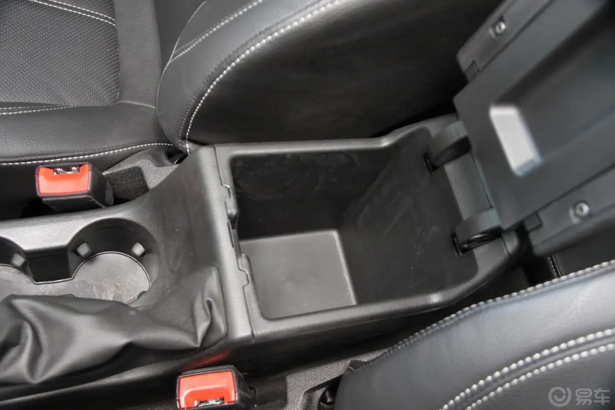 英朗GT 1.6T 自动 时尚运动型 真皮款前排中央扶手箱空间