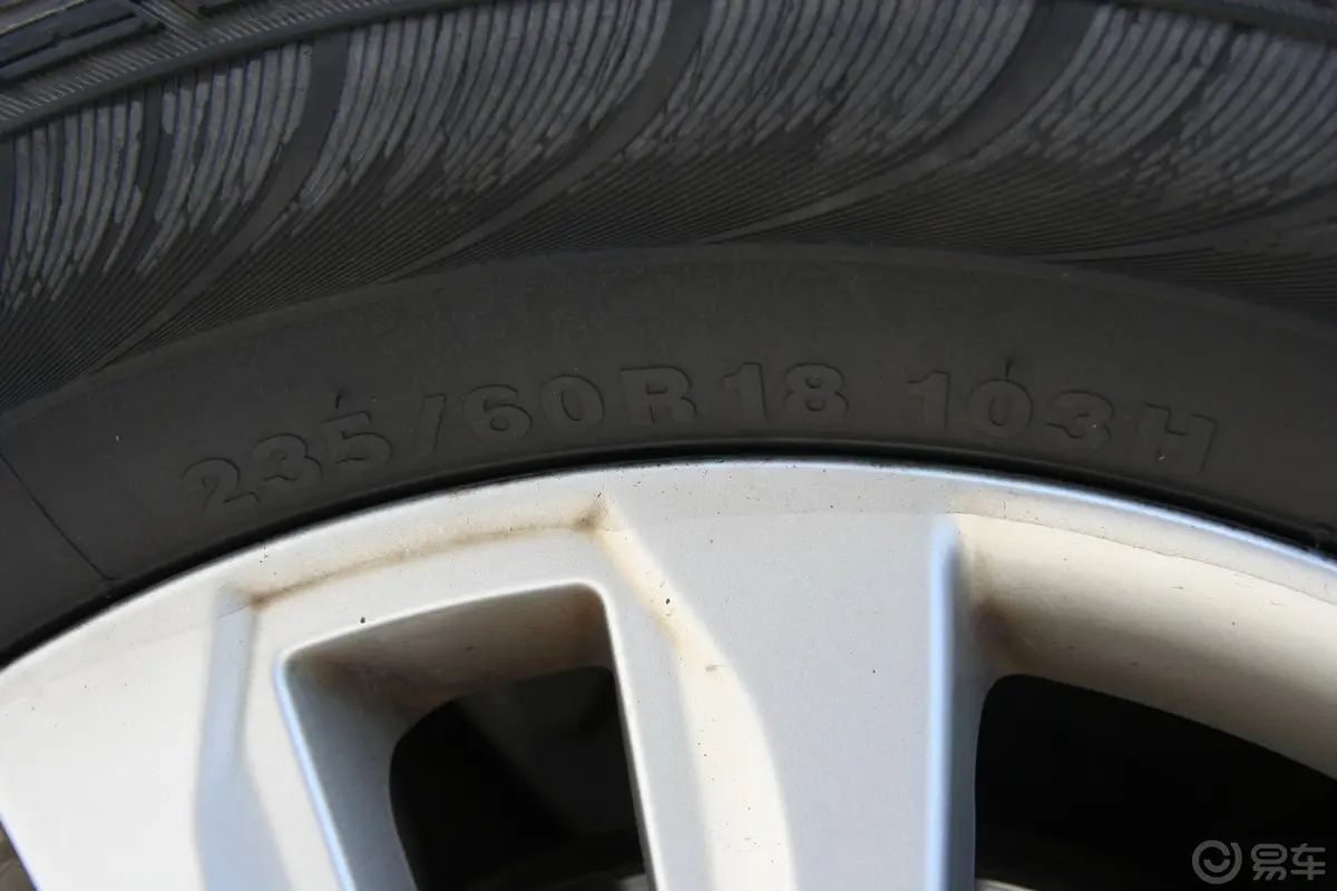 索兰托2.4L 汽油 至尊版轮胎规格