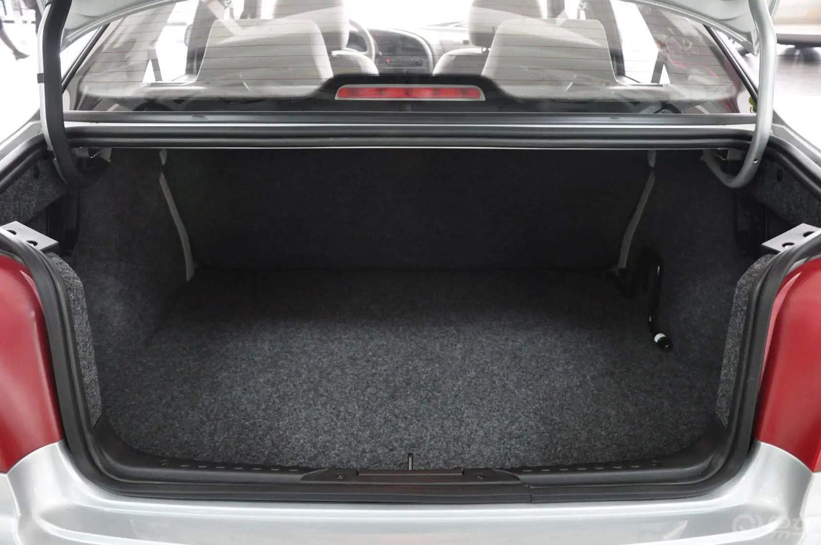 爱丽舍三厢 1.6L 手动 科技型行李箱空间