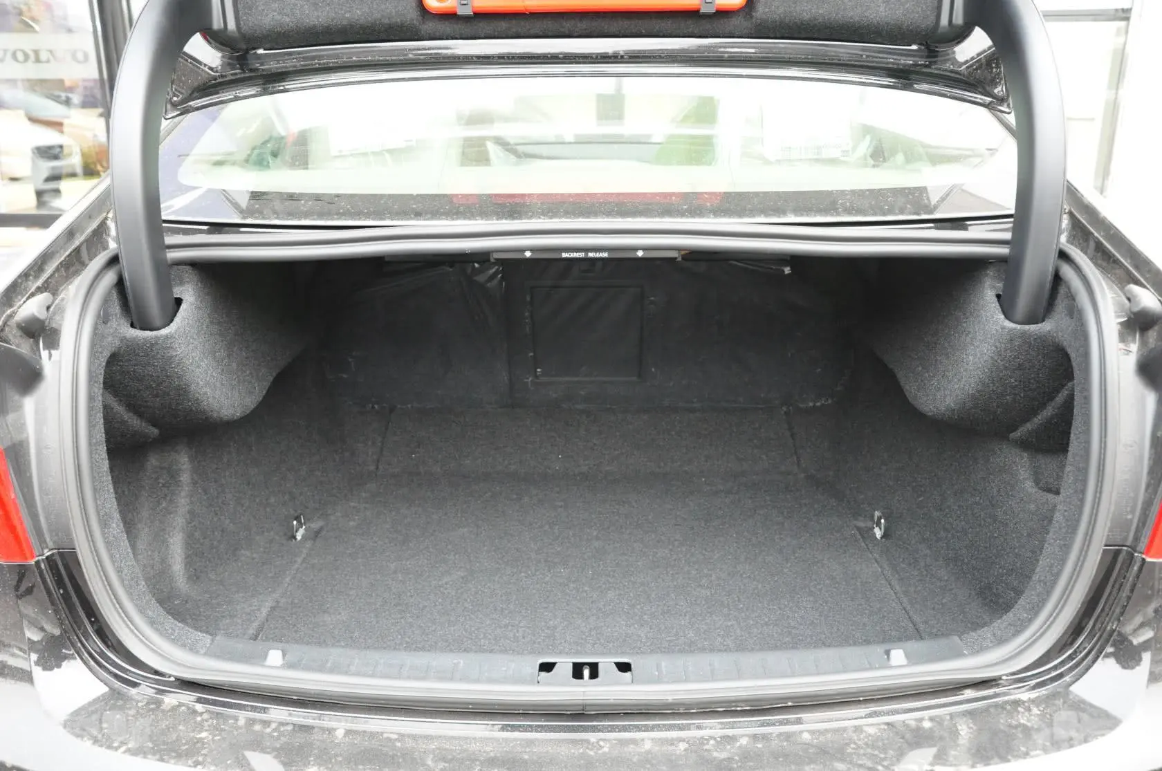 沃尔沃S60(进口)2.0T 双离合 T5 舒适版行李箱空间
