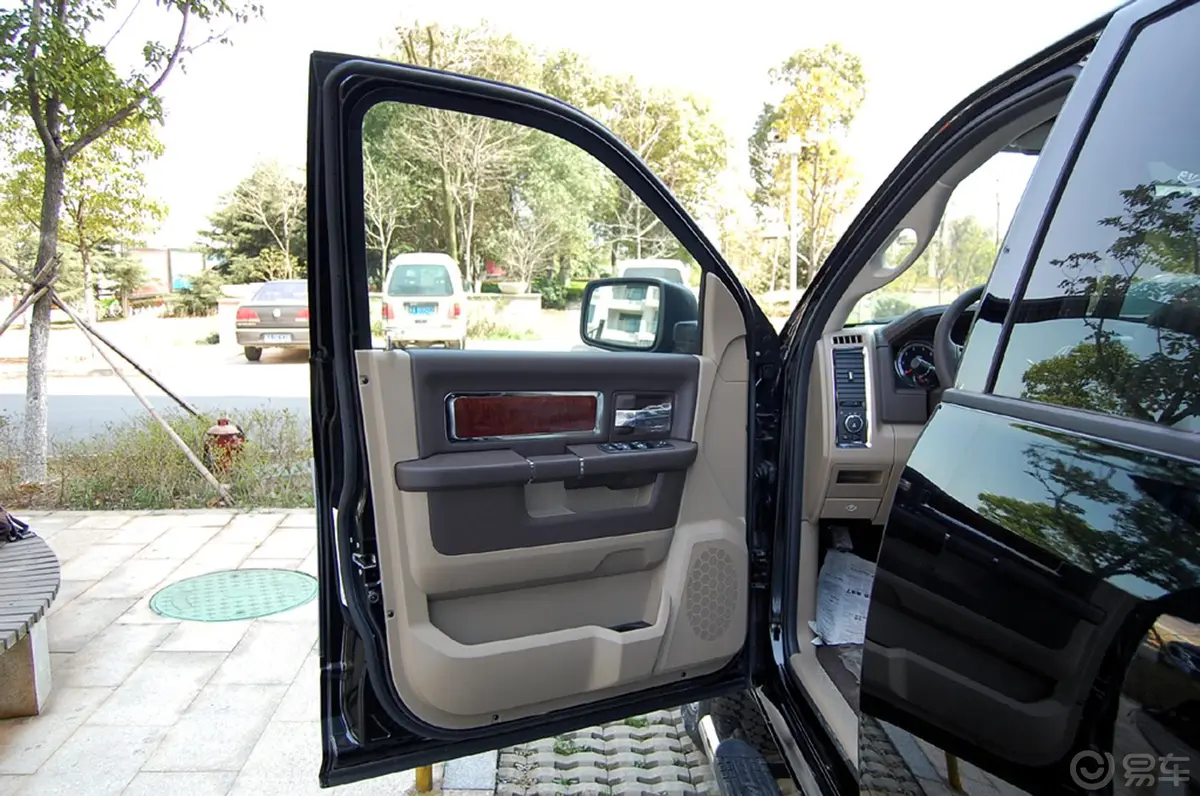 RAM Trucks皮卡RAM1500 5.7L 自动 经典版驾驶员侧车门内门板
