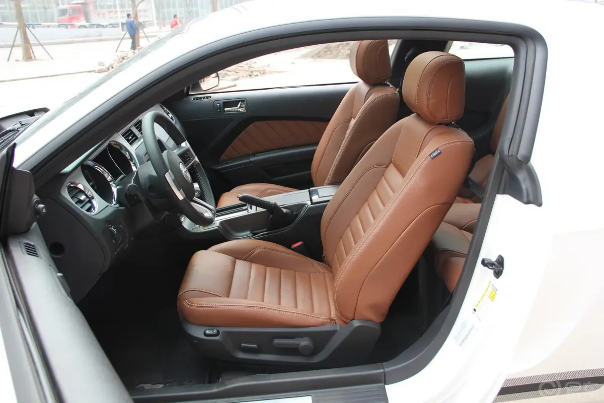MustangV6 3.7L 自动  豪华版 高配前排空间
