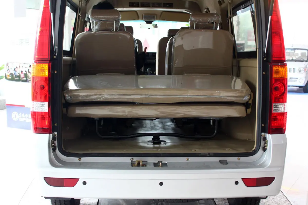 东风小康C37C37 舒适型行李箱空间